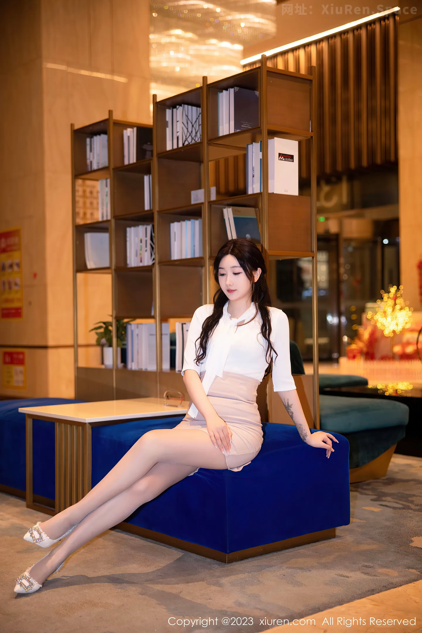 图片[3]-[XiuRen秀人网]2023.01.31 VOL.6197 张思允Nice 黑色OL制服与白色蕾丝内衣加黑丝美腿性感私房写真集-秀人网官方网站